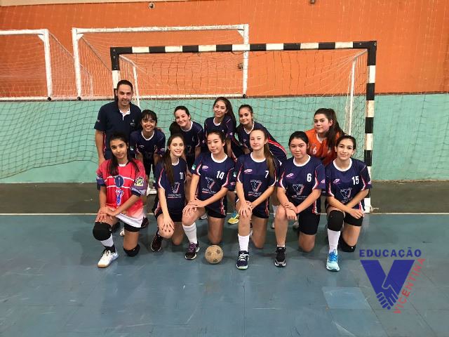 Jogo acirrado no handebol feminino Sub-14 