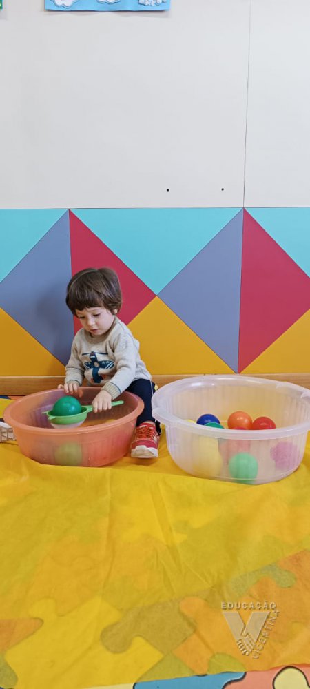 Brincadeiras com bolas - Planos de atividade - Crianças bem pequenas -  Educação Infantil