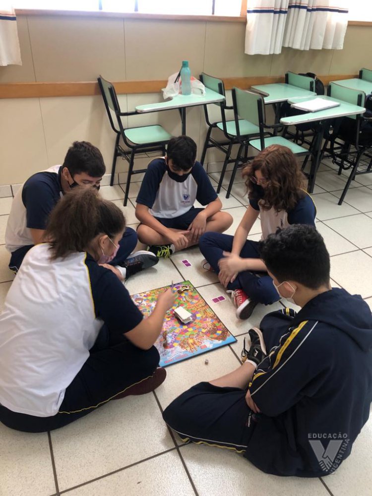 Turma do 8º ano confecciona jogos matemáticos - Colégio Nossa